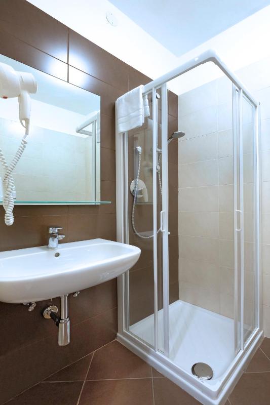Single Room image 3