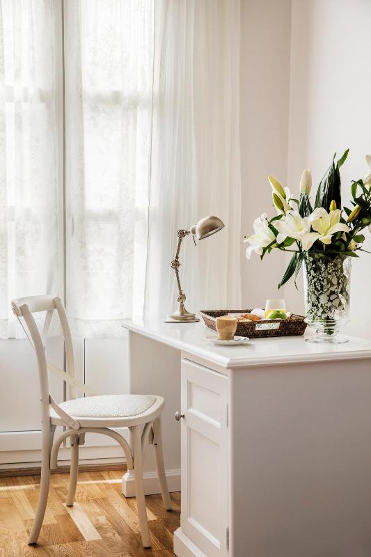 Single Room image 3