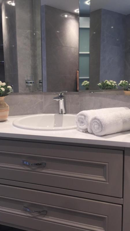 Roni Suite - image 7