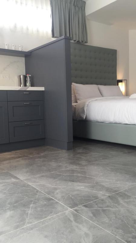Roni Suite - image 11