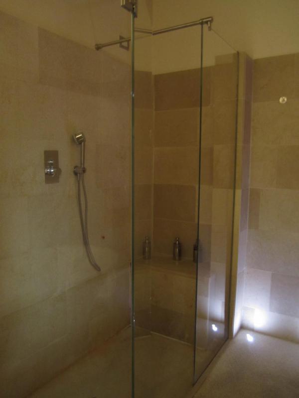 Classic Double Room image 3