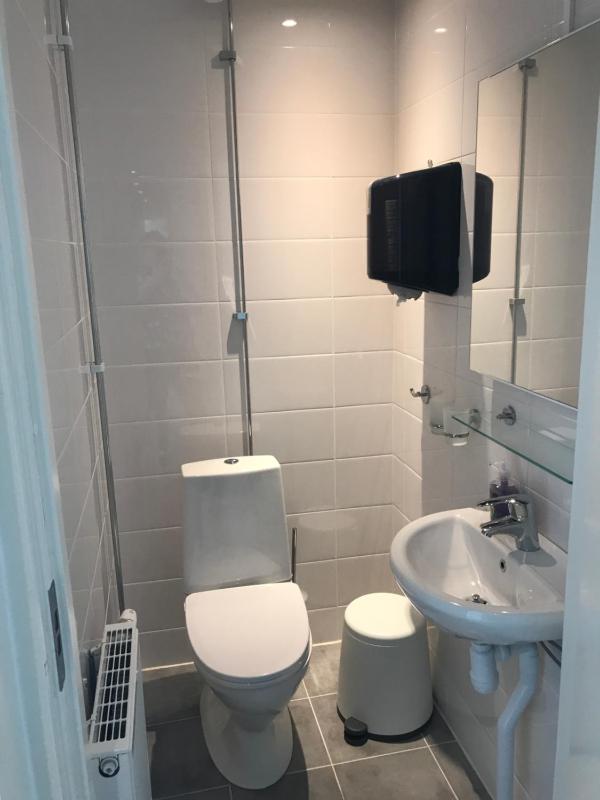 Budget Twin Room with Shared Bathroom image 2