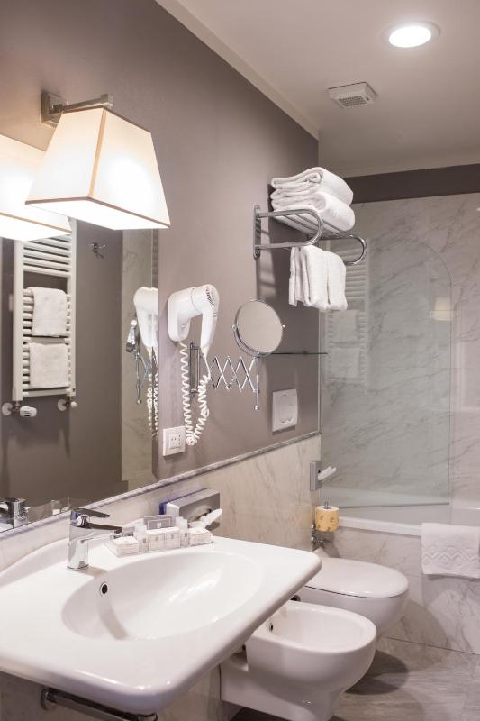 Double or Twin Room image 4