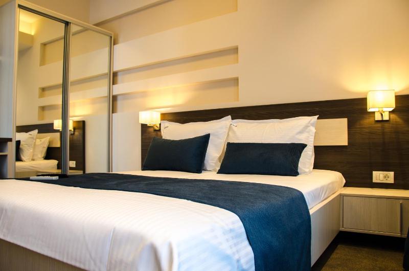 Suite with Balcony and Sea View image 2