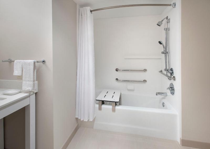 King Room with Bath Tub - Disability Access image 3