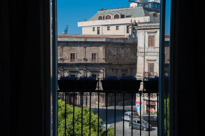 Deluxe Double Room with Balcony image 3