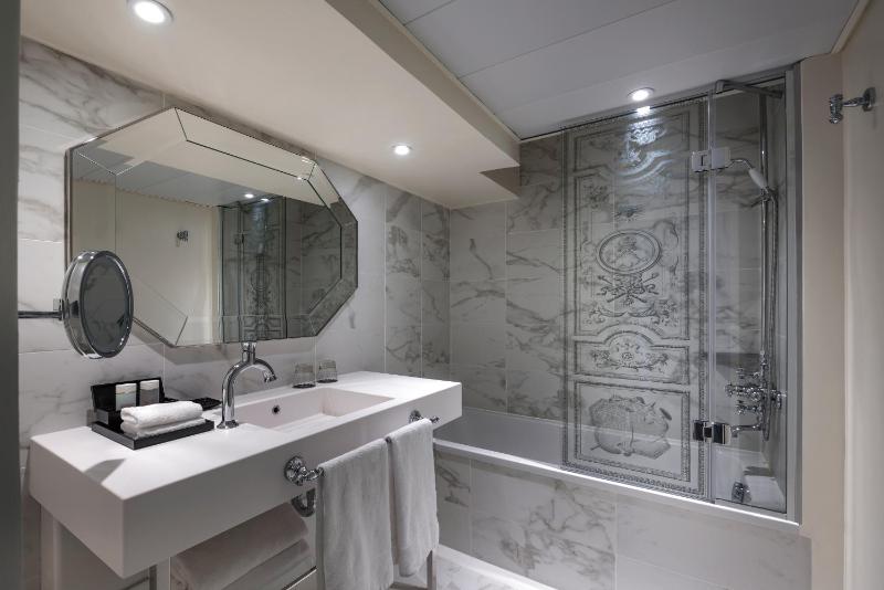 Superior Queen Room with Balcony image 3