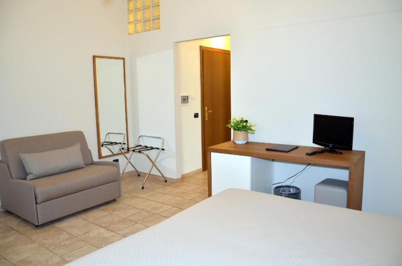 Deluxe Triple Room image 4