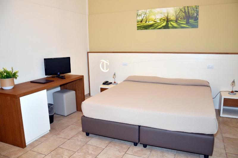 Deluxe Triple Room image 3