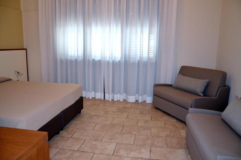 Deluxe Triple Room image 2