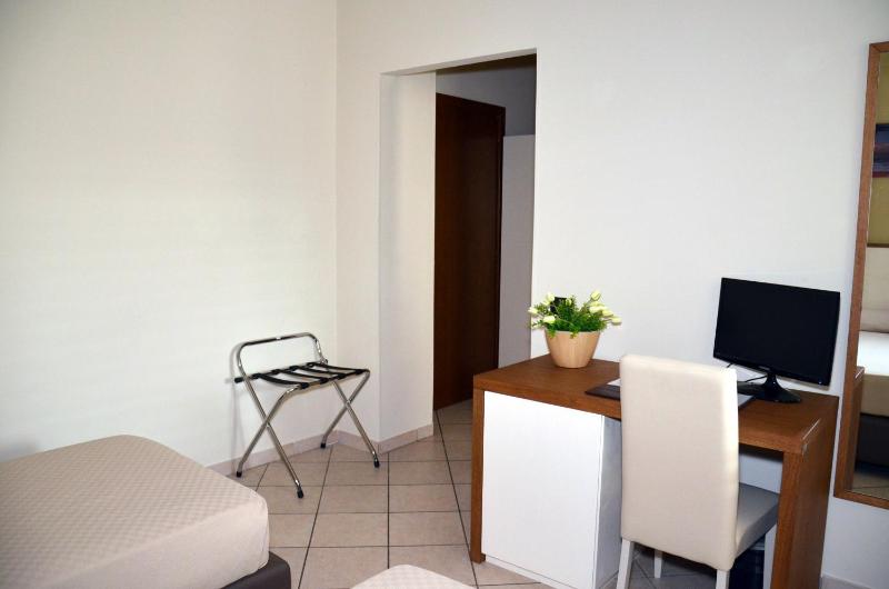 Deluxe Double Room image 3