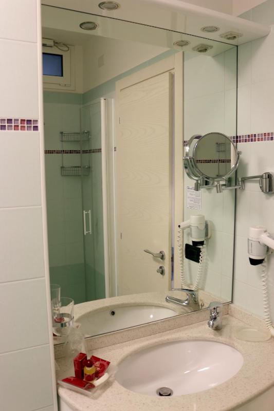 Standard Single Room image 4