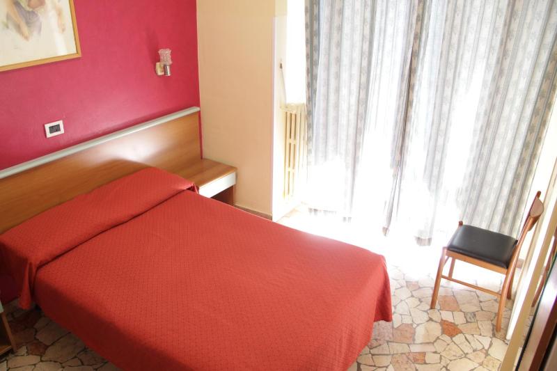 Economy Double Room image 4