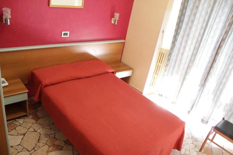 Economy Double Room image 3