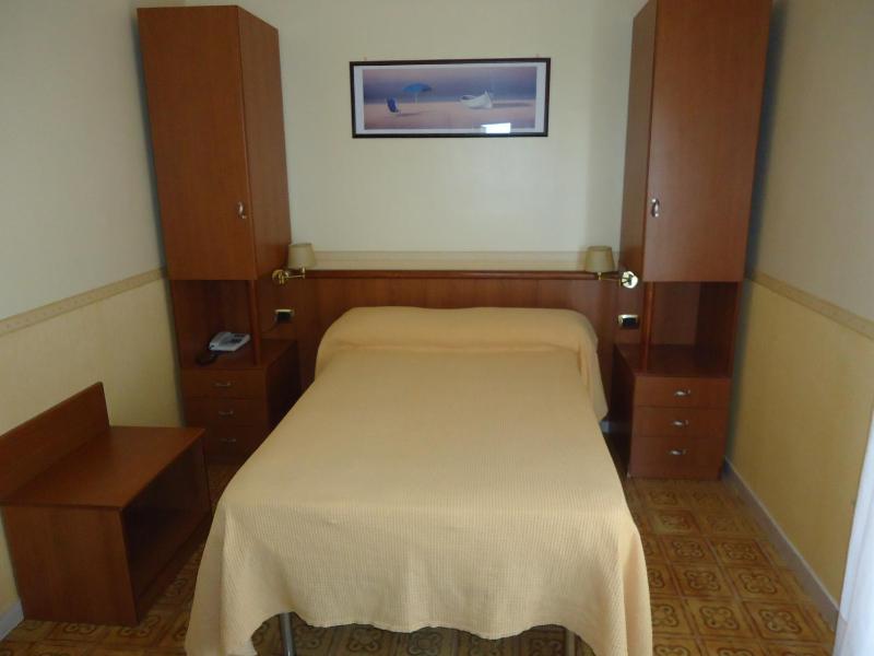 Single Room image 4