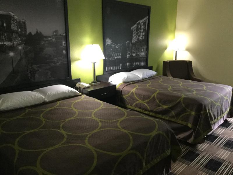 Queen Room with Two Queen Beds - Non-Smoking image 2