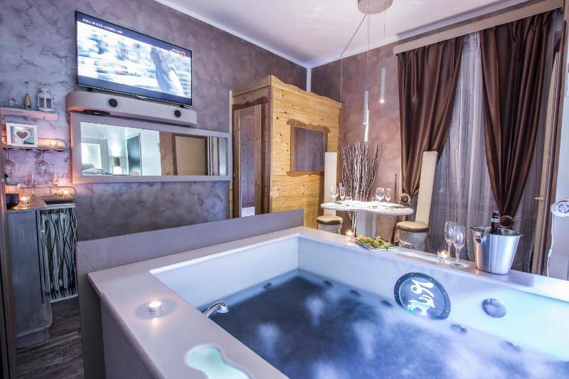 Double Room with Spa Bath image 3