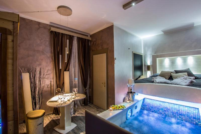 Double Room with Spa Bath image 4