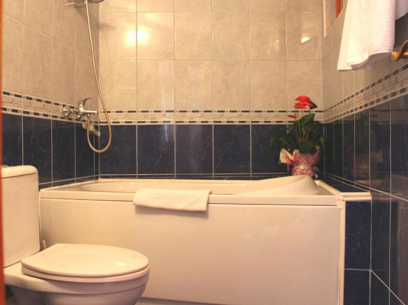 Comfort Two-Bedroom Apartment with Sea View image 3