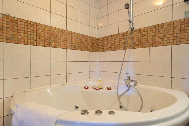 Junior Suite with Spa Bath image 3