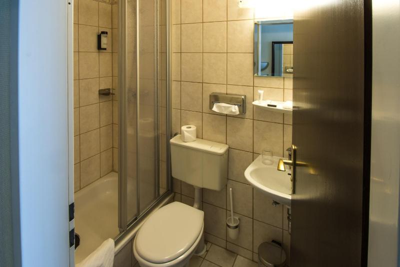 Economy Double Room image 2