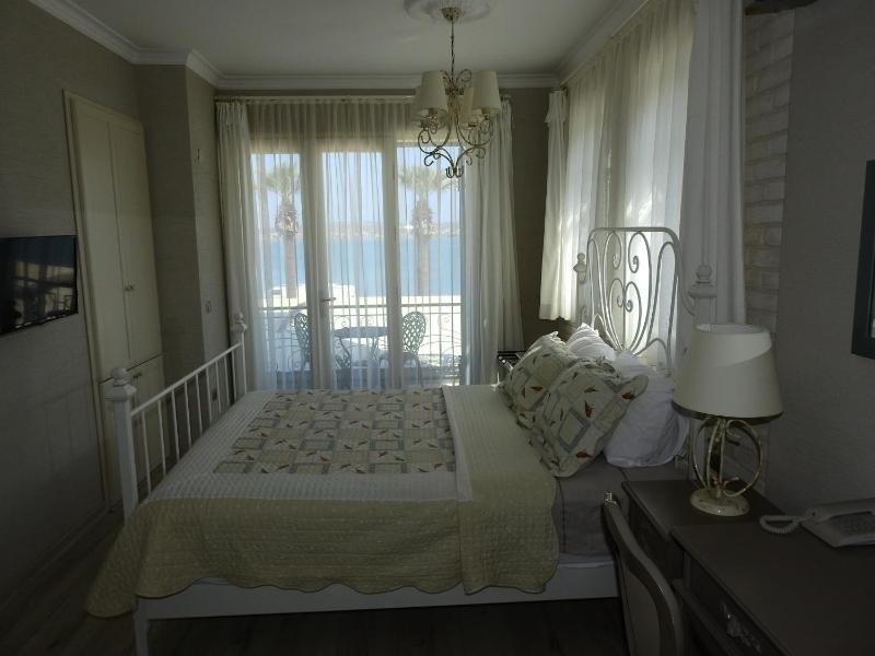 Double Room with Balcony and Sea View image 1