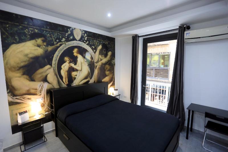 Double Room with Balcony image 4