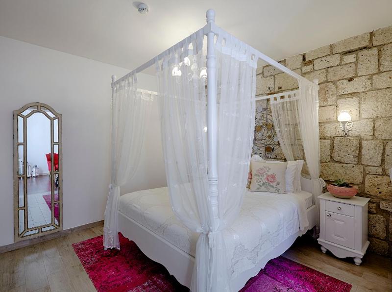 King Room with Spa Bath image 4
