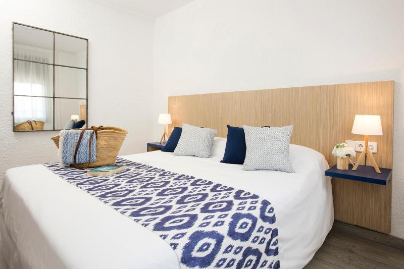 Two-Bedroom Apartment  with sea view (2-3) image 4