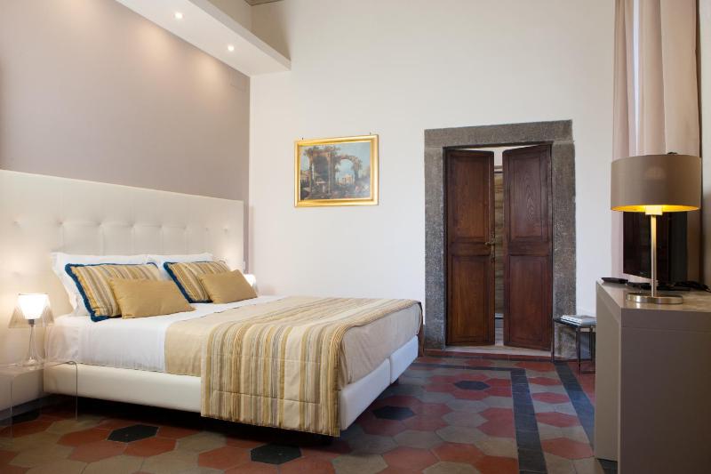 Deluxe Queen Room image 4