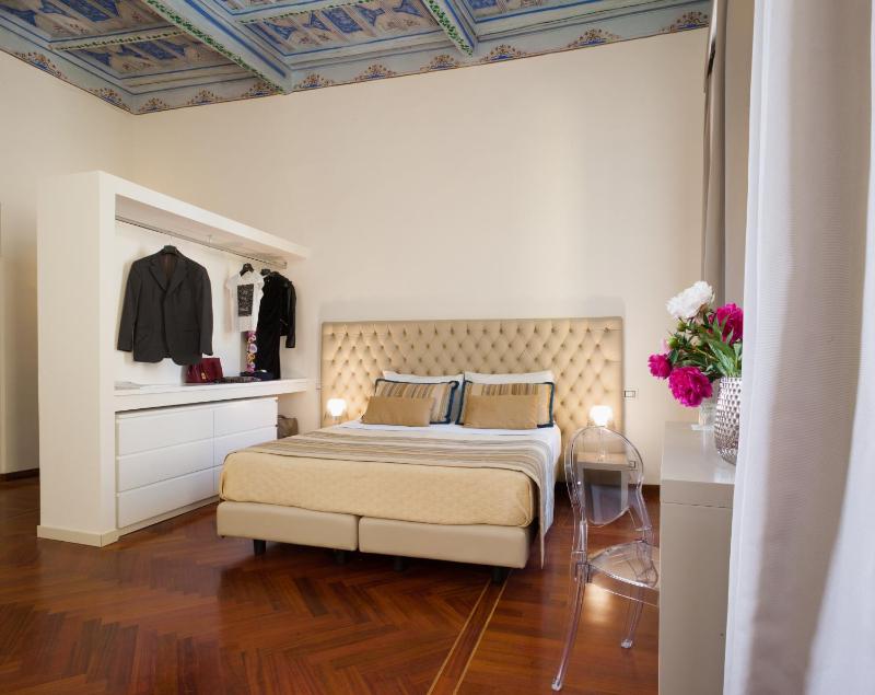 Deluxe King Room image 3