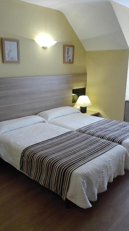 Twin Room image 2