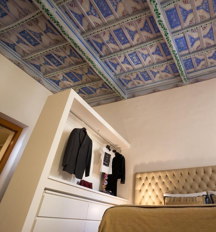Deluxe King Room image 4