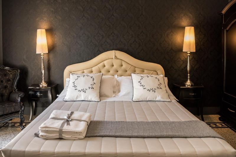 Junior Suite with Balcony image 2