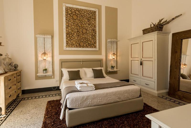 Deluxe Double Room image 2