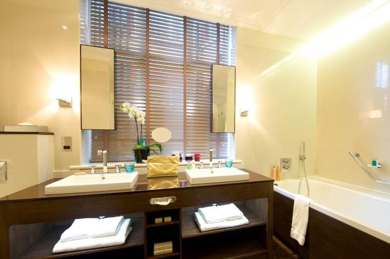 Presidential Three Bedroom Suite image 2