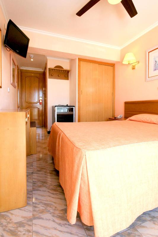 Twin Room with Garden View image 4