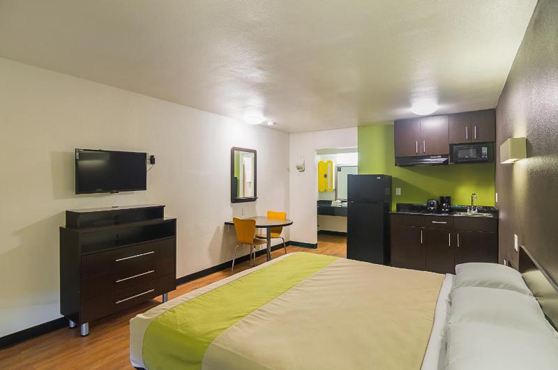 King Room with Kitchen - Non-Smoking image 2