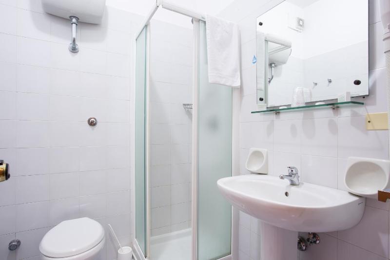 Double or Twin Room image 4