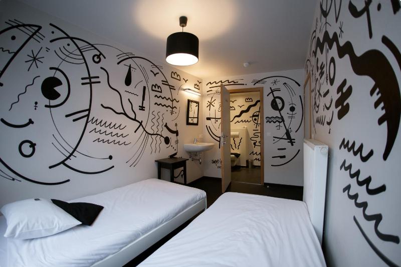 Standard Twin Room image 3