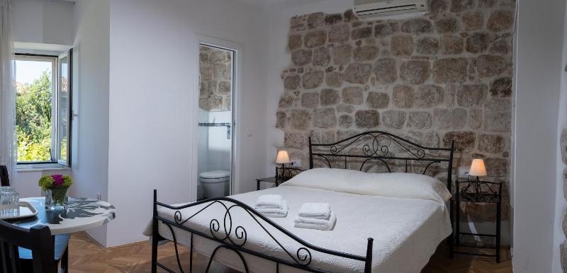 Double Room image 3