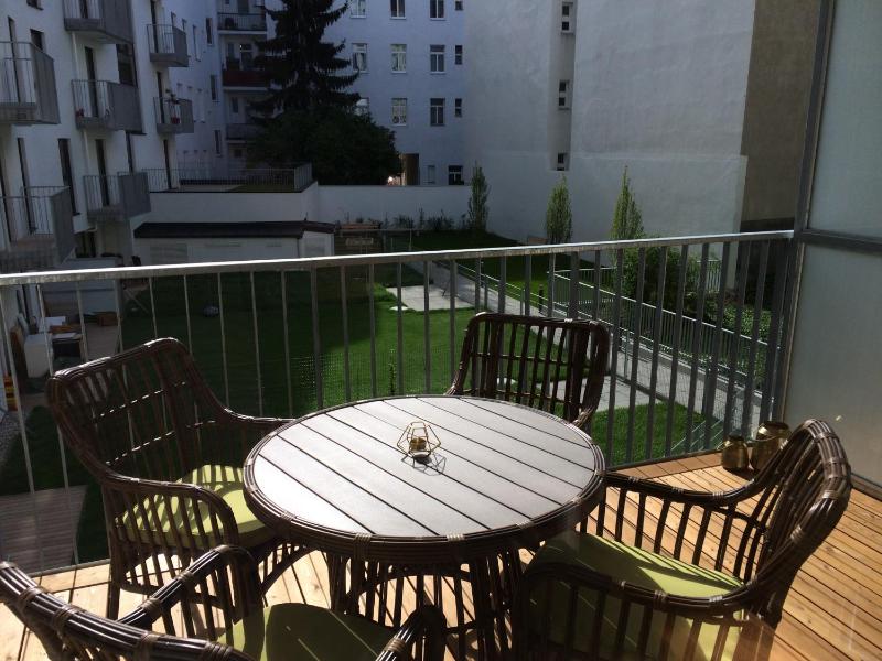 Deluxe Apartment with Balcony (Neulinggasse 6) image 3
