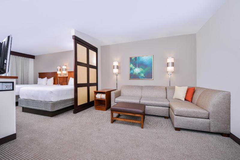 Queen Room with Two Queen Beds, Sofa Bed and Accessible Tub image 4
