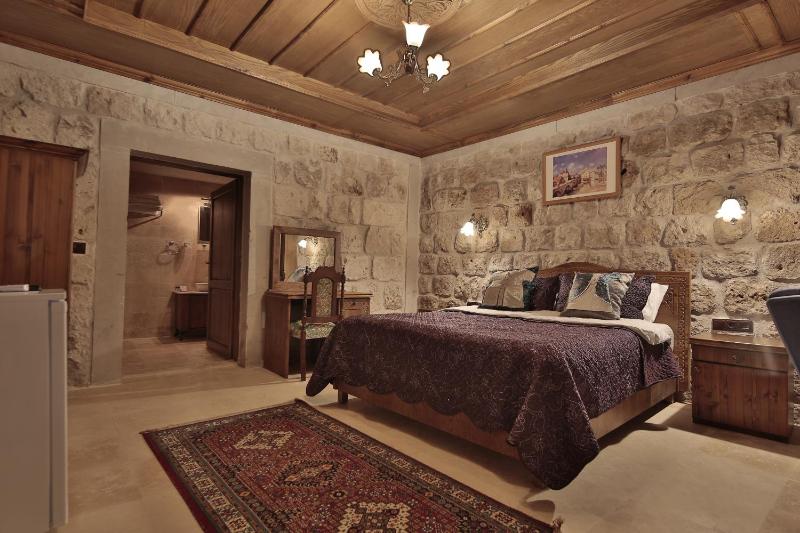 Deluxe Double Stone Room image 3