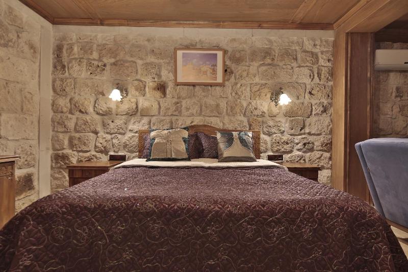 Deluxe Double Stone Room image 4