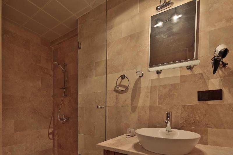 Deluxe Triple Stone Room with Courtyard View image 2