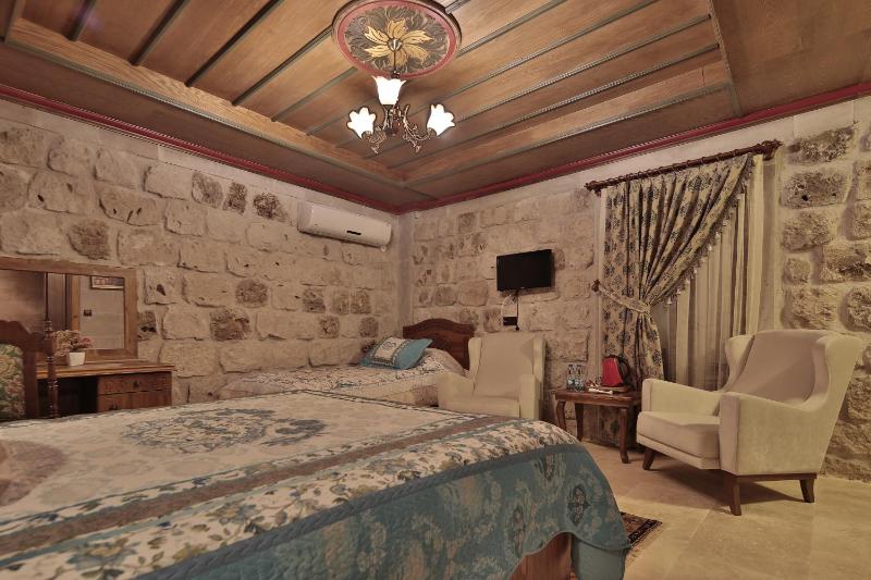 Deluxe Triple Stone Room with Courtyard View image 3