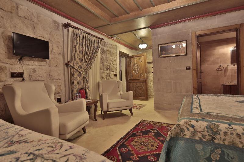 Deluxe Triple Stone Room with Courtyard View image 4