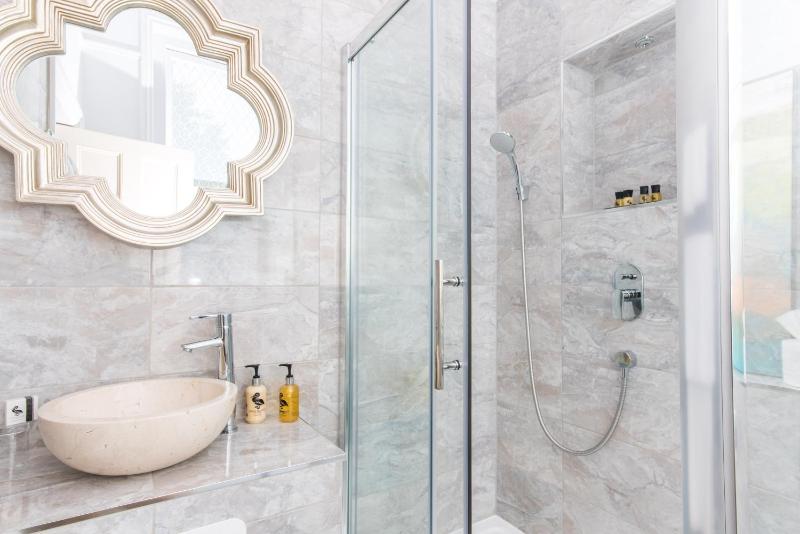 Deluxe Double or Twin Room image 2