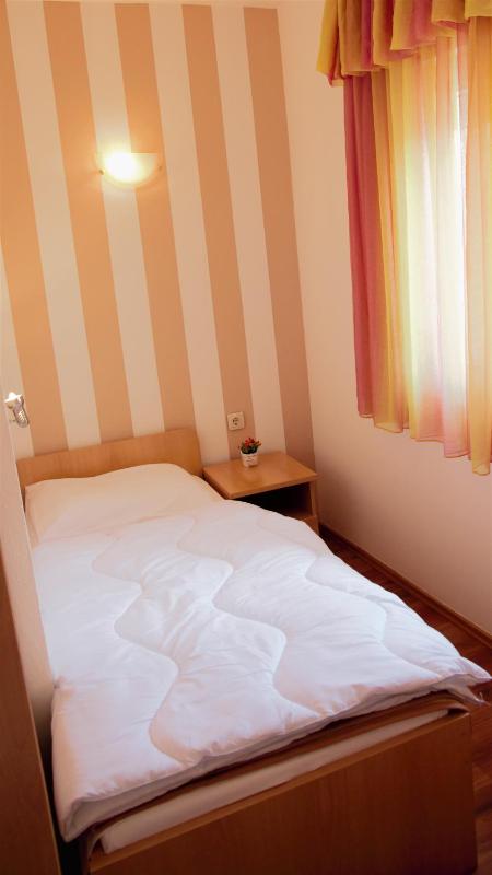 Economy Twin Room image 2